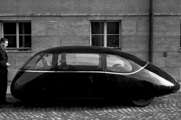Schlörwagen е визията на инженера от Института за аеродинамични изследвания Карл Шлор. Изработен е един работещ автомобил с шаси Mercedes 170Н. Алуминиевата каросерия е създадена от братята Лудевиг, които също са известни със своя странен автобус „Aero“, базиран на Opel Blitz от 1938-а.

Schlörwagen има коефициент на съпротивление от само 0,186 и постигна максимална скорост от 135 км в час, което е малко по-бързо от 170H. Представен на автомобилното изложение в Берлин, но за съжаление определен като грозен от обществеността и по-късно отложен поради Втората световна война.